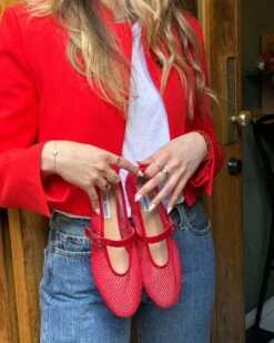 DREAMING RED -Steve Madden Store SM 2024 JUNE UGC 17 MESH