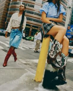 KAZ BURGUNDY -Steve Madden Store SM 2025 JULY TREND SUMMER STREET 1 KAZ ARROYO 043