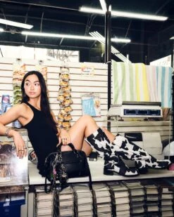 RIGGS BLACK COW PRINT -Steve Madden Store SM 2025 SUMMER DOMESTIC RETAIL BODEGA 02 RIGGS MP208903 BRIGGS DETAIL d29ddf8e df35 4465 a168 4670b7abf533