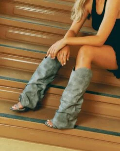 RAVINE GREY DISTRESSED -Steve Madden Store SM AUGUST DTC 2025 15 RAVINE 048